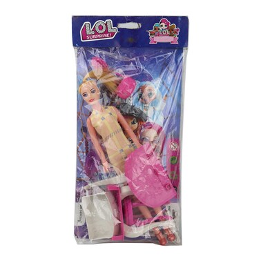 عروسة مع أدوات تصفيف الشعر