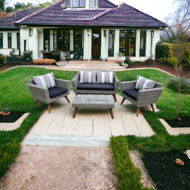 Outdoor seating: 4 seats with a table