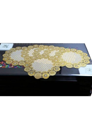 طقم مفارش طاولة طعام مستديرة من 6 قطع من قماش فيني فيرجن الناعم بتصميم زهور من كوبر إندستريز، لون ذهبي