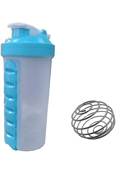 منظم حبوب وفيتامينات، زجاجة مياه زرقاء فاتحة اللون، مع هزاز بروتيني مدمج لحفظ حبوب الدواء أسبوعيًا