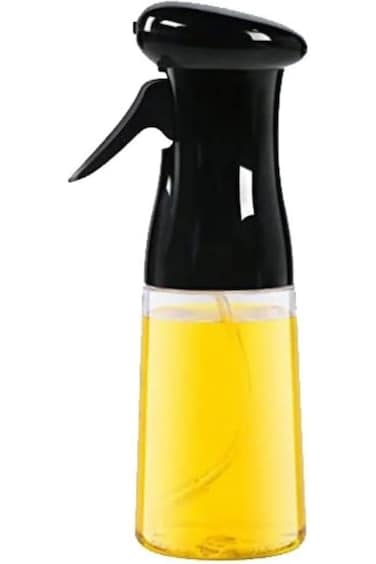 Plastic oil sprayer for healthier eating with less fat and balance in fried eggs, grilling and meat marinade with complete control