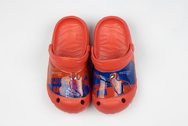 قباقيب سبايدرمان للأطفال - حذاء سهل الارتداء مريح وصديق للماء للأولاد - أحمر