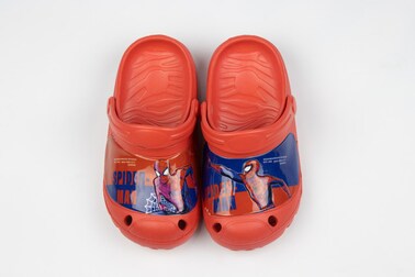 قباقيب سبايدرمان للأطفال - حذاء سهل الارتداء مريح وصديق للماء للأولاد - أحمر