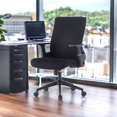 Black swivel office chair with armrests (50x50x105cm)