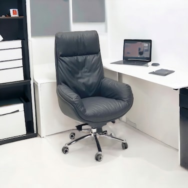 Black leather swivel office chair 85 x 72 x 128 cm