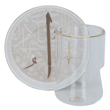 طقم من علب الشاي مع صحن بورسلين أبيض محفور بأحرف عربية ذهبية، 12 قطعة