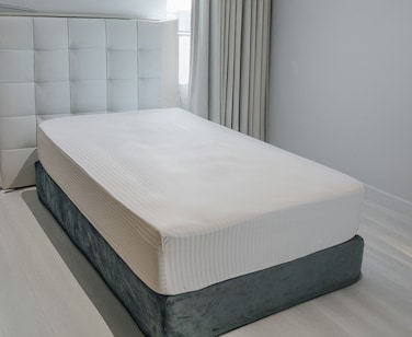 Gentelle Hotel Quality CVC Cotton Fitted Sheet &ndash; 100x200cm + 35cm Deep Pocket &ndash; White Stripe Design &ndash; 250 Thread Count &ndash; Soft &amp; Durable Bedding