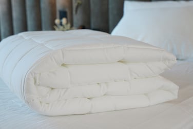 Gentelle Hotel Quality Duvet &ndash; 250x230cm, 100% Cotton Cover, Microfiber Filling, All Season