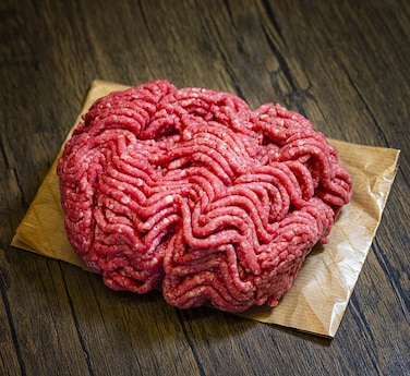 لحم جمل مفروم طازج