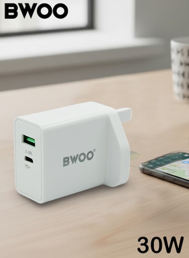 شاحن حائط BWOO BO-CDA89 بقوة 30 واط بمنفذين (USB-C و USB-A) يدعم الشحن السريع، مزود بقابس بريطاني، لون أبيض، مع ميزات أمان.