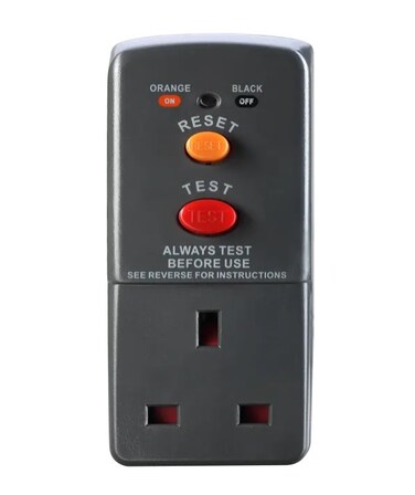 Masterplug ARCDKG-MP Non-Latching RCD Safety Adaptor &ndash; Single Socket with 40ms Trip Speed and Double Pole Contact Break