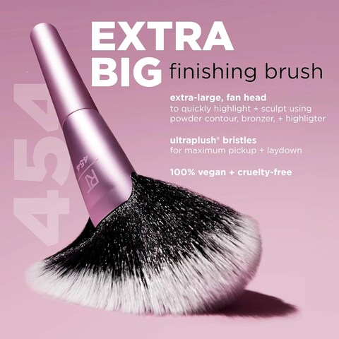 REAL TECHNIQUES Extra Big Finishing Brush, Large Oversized Fan Brush For Powder Bronzer, Highlight, &amp; Contour, Cruelty-Free, Synthetic Bristles 1 Count