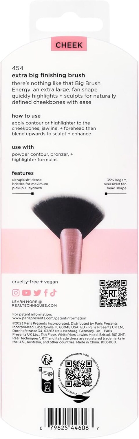 REAL TECHNIQUES Extra Big Finishing Brush, Large Oversized Fan Brush For Powder Bronzer, Highlight, &amp; Contour, Cruelty-Free, Synthetic Bristles 1 Count