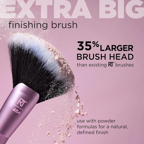 REAL TECHNIQUES Extra Big Finishing Brush, Large Oversized Fan Brush For Powder Bronzer, Highlight, &amp; Contour, Cruelty-Free, Synthetic Bristles 1 Count