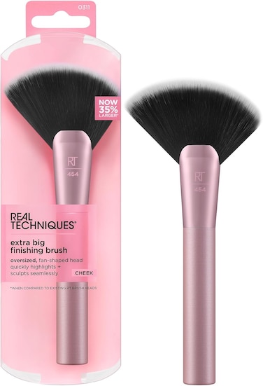 REAL TECHNIQUES Extra Big Finishing Brush, Large Oversized Fan Brush For Powder Bronzer, Highlight, &amp; Contour, Cruelty-Free, Synthetic Bristles 1 Count