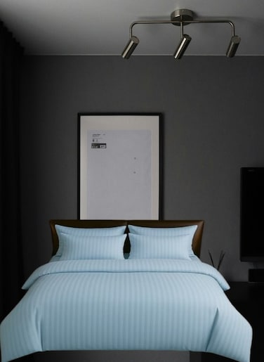 6-Piece Queen Duvet Cover Bedding Set &acirc;&euro;&ldquo; Duvet Cover(220x240cm), Fitted Sheet(150x200+30cm) &amp; 4 Pillowcases(53x75cm),color - Sky Blue