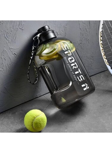 زجاجة مياه رياضية عامة ذات سعة كبيرة - إبريق ترطيب مانع للتسرب سعة 2.2 لتر (نصف جالون) مع مقبض مدمج وحزام نايلون - زجاجة لياقة بدنية قابلة لإعادة الاستخدام وخالية من مادة BPA