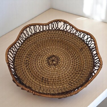 AKDC Rattan Serving Tray Hand Woven Serving Basket Flat Wicker Fruit Bread 24CM(Brown)