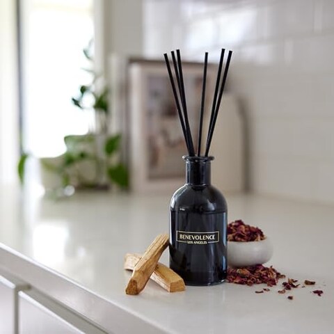 مجموعة ناشر الروائح العطرية Benevolence La Reed، أعواد ناشرة معطرة برائحة الورد وخشب الصندل، ناشر روائح زيتية معطرة بزيت العلاج العطري، ناشر عطور مريح لمنزلك، شقتك ومكتبك