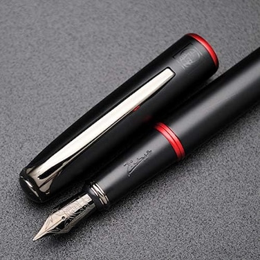 الصندوق الأصلي لقلم حبر بيكاسو 916 مالاج (أحمر غامق، سن متوسط ​​0.7 ملم)