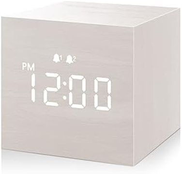 ساعة منبه رقمية، مع شاشة عرض LED إلكترونية خشبية، 3 منبهات، ساعات كهربائية صغيرة مصنوعة من الخشب بحجم 2.5 بوصة لغرفة النوم والسرير والمكتب، باللون الأبيض