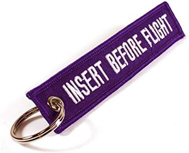 سلسلة مفاتيح أدخلها قبل الطيران - أرجواني/أبيض