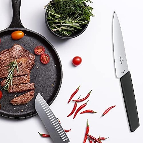 Victorinox 6.9013.15B سكين الشيف السويسري الحديث أداة المطبخ الأساسية تقطع كل شيء من اللحوم إلى الفاكهة والخضروات شفرة مستقيمة باللون الأسود، 5.9 بوصة