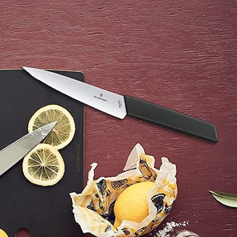 Victorinox 6.9013.15B سكين الشيف السويسري الحديث أداة المطبخ الأساسية تقطع كل شيء من اللحوم إلى الفاكهة والخضروات شفرة مستقيمة باللون الأسود، 5.9 بوصة