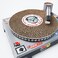 SUCK UK Kratz-Plattenspieler aus Pappe f&uuml;r Katzen   Katzenspielzeug   DJ Mixer   Kratzbaum   Kratzbrett   Kratzmatte   Kratzspielzeug   Katze  Kratzpappe   Katzenm&ouml;bel   Kratzpad   Wellpappe