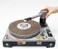 SUCK UK Kratz-Plattenspieler aus Pappe f&uuml;r Katzen   Katzenspielzeug   DJ Mixer   Kratzbaum   Kratzbrett   Kratzmatte   Kratzspielzeug   Katze  Kratzpappe   Katzenm&ouml;bel   Kratzpad   Wellpappe
