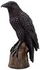 تمثال طائر الغراب الأسود على الجذع من الراتنج المصبوب على البارد