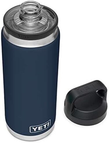 زجاجة YETI Rambler سعة 26 أونصة، معزولة بتفريغ الهواء، مصنوعة من الفولاذ المقاوم للصدأ مع غطاء للشرب السريع، لون كحلي.