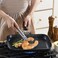مقلاة شواء S·KITCHN بمقبض قابل للطي، مقلاة شواء غير لاصقة لأسطح المواقد، مقلاة شواء متوافقة مع الحث الكهرومغناطيسي مع فوهات صب، مقلاة شواء مستطيلة داخلية - 13 × 9 بوصة.