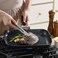 مقلاة شواء S·KITCHN بمقبض قابل للطي، مقلاة شواء غير لاصقة لأسطح المواقد، مقلاة شواء متوافقة مع الحث الكهرومغناطيسي مع فوهات صب، مقلاة شواء مستطيلة داخلية - 13 × 9 بوصة.