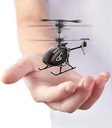 طائرة هليكوبتر صغيرة تعمل بالتحكم عن بعد من طراز SYMA S100 مزودة بمثبت جيروسكوبي، وخاصية تثبيت الارتفاع، و3.5 قناة، ووقت طيران من 5 إلى 7 دقائق.