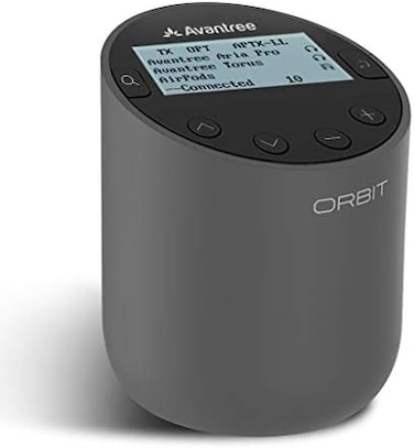 جهاز إرسال الصوت Avantree Orbit Bluetooth 5.0 للتلفزيون مع دعم تمرير الصوت المحيطي 5.1، فئة 1 طويلة المدى، شاشة LED، وصلة مزدوجة، توافق 100% مع التلفزيون، لا يوجد تأخير في مزامنة الصوت والصورة.