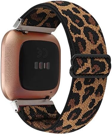 سوار ساعة PENKEY قابل للتعديل ومرن، متوافق مع Fitbit Versa/Versa 2/Versa Lite إصدار خاص للنساء والرجال، سوار معصم من النايلون المطاطي لساعة Fitbit Versa الذكية (بني بنقشة جلد النمر).
