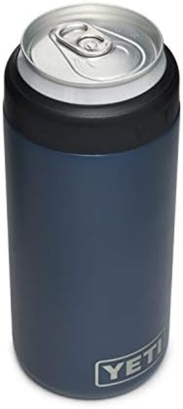عازل YETI Rambler سعة 12 أونصة لعلب الصودا الصلبة النحيفة، باللون الكحلي.