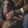 سوار باراكورد من شركة iHeartDogs Hero Company Never Forgotten - سوار تكتيكي للبقاء على قيد الحياة للرجال مع علم الولايات المتحدة الأمريكية البرونزي - يساعد في ربط المحاربين القدامى بكلب رفيق.