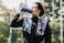 زجاجة مياه Under Armour Sideline Squeeze، مصممة بغطاء Quick-Shot، ترطيب سريع وسهل، 32 أونصة.