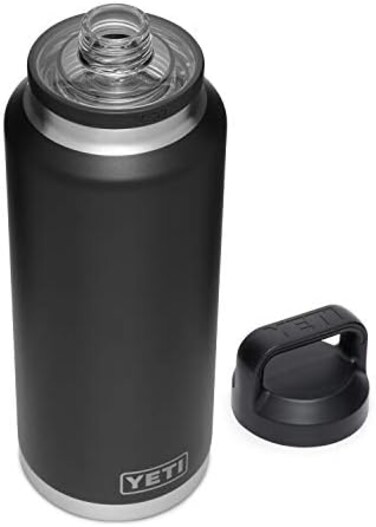 زجاجة YETI Rambler سعة 46 أونصة، معزولة بتفريغ الهواء، مصنوعة من الفولاذ المقاوم للصدأ مع غطاء للشرب السريع، لون أسود.