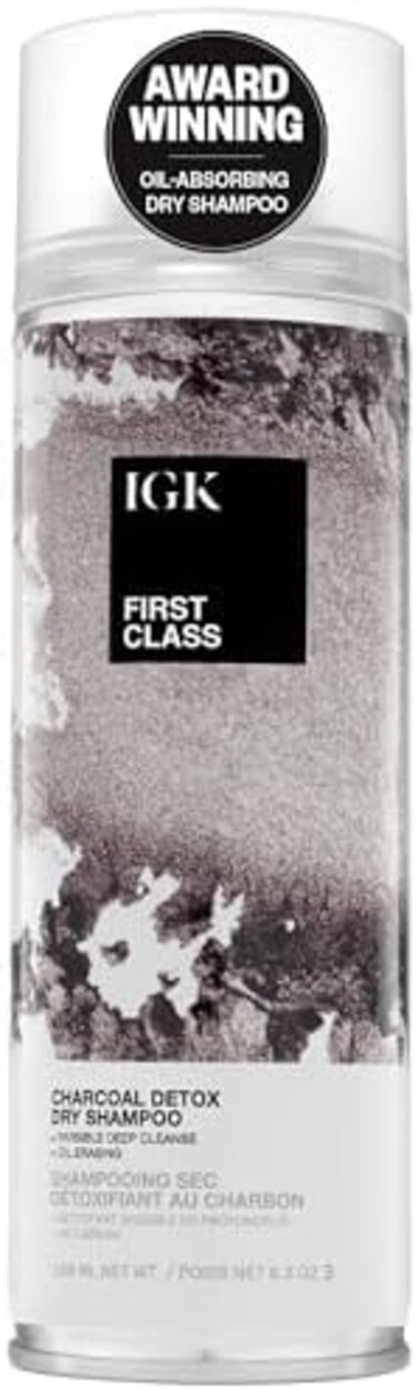 شامبو جاف لإزالة السموم بالفحم من IGK FIRST CLASS، يمنح كثافة للشعر، يهدئ فروة الرأس، يوازن الزيوت، نباتي، لم يتم اختباره على الحيوانات، 6.3 أونصة.