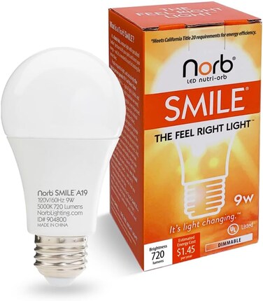 مصباح NorbSMILE CA المتطور كامل الطيف، 9 واط، متوافق مع معايير كفاءة الطاقة في كاليفورنيا، من طراز A19 LED. طيف طبيعي يشبه ضوء الشمس - يوفر فوائد ضوء الشمس في الأماكن المغلقة (بدون أشعة فوق بنفسجية) (