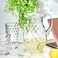 أميزينج آبي - إبريق فقاعات دوار - إبريق أكريليك (72 أونصة)، إبريق ماء بلاستيكي شفاف مع غطاء، إبريق ثلاجة، خالٍ من مادة BPA، مقاوم للكسر، رائع للشاي المثلج، السانجريا، عصير الليمون، العصير، الحليب، وال
