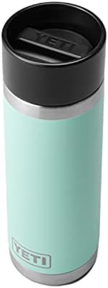 زجاجة YETI Rambler سعة 18 أونصة، مصنوعة من الفولاذ المقاوم للصدأ، معزولة بتفريغ الهواء، مزودة بغطاء Hot Shot، لون رغوة البحر.