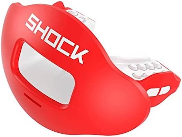 واقي الشفاه/الفم Shock Doctor Max Airflow 2.0. واقي فم لكرة القدم 3500. مناسب للشباب والكبار بمقاس واحد يناسب الجميع. قطعة فم واسعة الفتحة وجيدة التهوية. يتضمن حزامًا للخوذة.