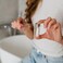 خيط تنظيف الأسنان TreeBird Eco Dental القابل للتحلل الحيوي، مع حامل زجاجي قابل لإعادة التعبئة، مشمع طبيعيًا بشمع الكانديليلا، قابل للتحلل بنسبة 100%، بكرة من الحرير الطبيعي بطول 30 مترًا/33 ياردة، صدي