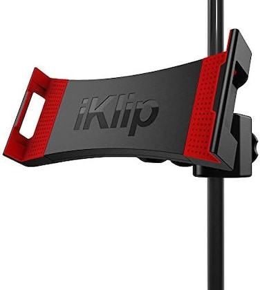حامل الأجهزة اللوحية iKlip 3 من IK Multimedia، مناسب لأجهزة iPad وأجهزة Android اللوحية التي يتراوح حجمها بين 7 و12.9 بوصة، مع إمكانية الدوران 360 درجة وملمس ناعم.