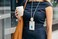 حامل بطاقة هوية Orbitkey مصنوع من جلد عالي الجودة معتمد من LWG وحبل داينيما متين. يتسع لبطاقة دخول واحدة وبطاقة واحدة غير مزودة بتقنية RFID (مع حبل تعليق، لون حجري).