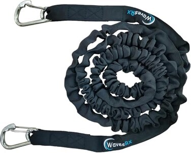 حبل بنجي مسطح من WAVESRX AnchorMate لتثبيت دراجتك المائية أو مركبتك الشخصية بأمان بالقرب من الشاطئ أو الحاجز الرملي. يمتد من 7 إلى 14 قدمًا لامتصاص الأمواج. مزود بخطاف تثبيت عالي الجودة، وحلقة D، وحقي